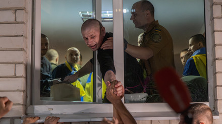 Боже, у мене так серце калатає. Репортаж з останнього обміну полоненими