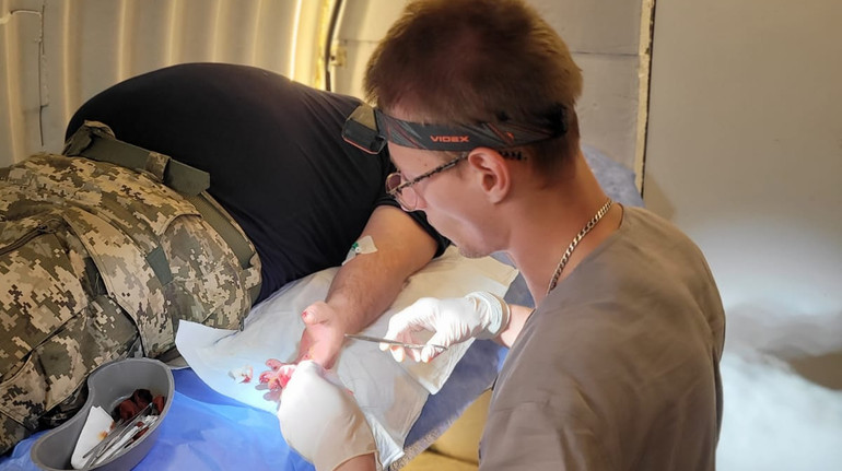 Хочеться, щоб хлопці не страждали: історія дитячого травматолога, який тепер рятує поранених захисників