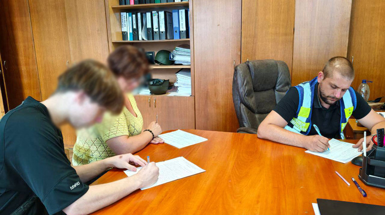 У Києві підлітки знімали відео у формі поліції під російський реп: їхніх батьків покарали