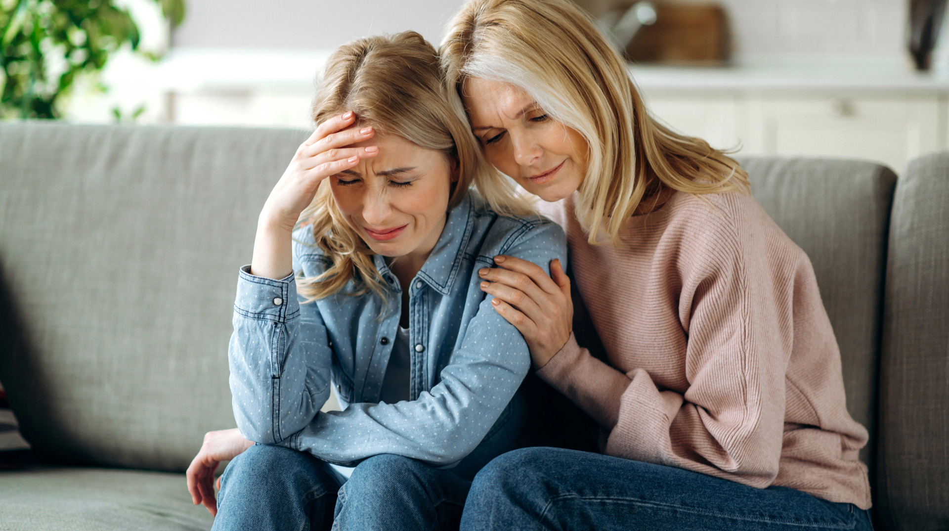 Як підтримати людину після втрати: 30+ фраз, яких краще уникати