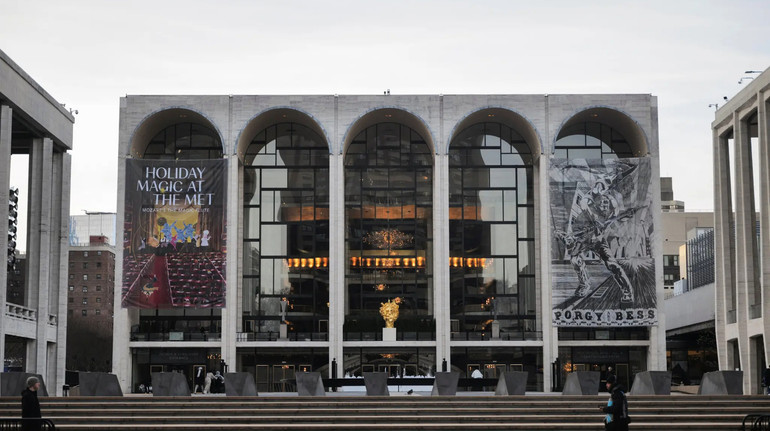 Нью-Йоркська Метрополітен-опера оголосила про скорочення штату і зарплат