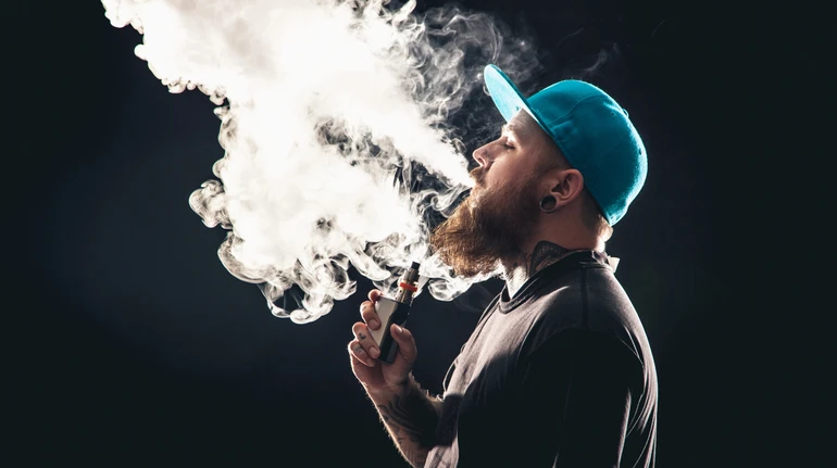 Не заміна для сигарет: вчені знайшли звʼязок між вейпами та двома видами раку