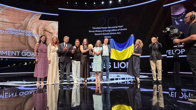 Засіяли заміновані поля з дронів: український проєкт про мед здобув нагороду конкурсу Каннські леви