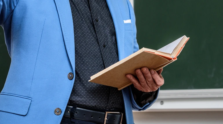 Може бути близько 50 потерпілих: у Хмельницькому директора мовної школи підозрюють у розбещенні дітей