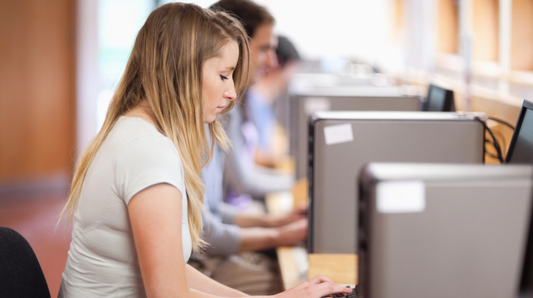 Без розлогих відповідей, дводенної сесії, але з металошукачем: в УЦОЯО розповіли, яким буде НМТ-2026