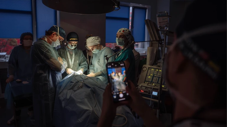 Втратив око, але вижив: історії 5 захисників, яким відновлює обличчя міжнародна команда хірургів