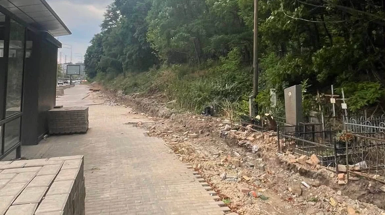 У Києві розібрали червону огорожу Байкового кладовища: раніше на її ремонт виділили понад 40 млн грн