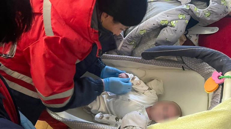 На Львівщині жінка покинула півторамісячного сина на 8-річну доньку та зникла: її шукає поліція