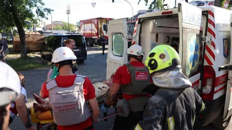Збиралися на виклик: що відомо про стан шістьох медиків, які постраждали внаслідок атаки РФ на Київ