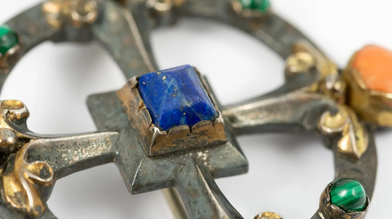 A British woman sold a brooch she bought at a fair for  for ,000