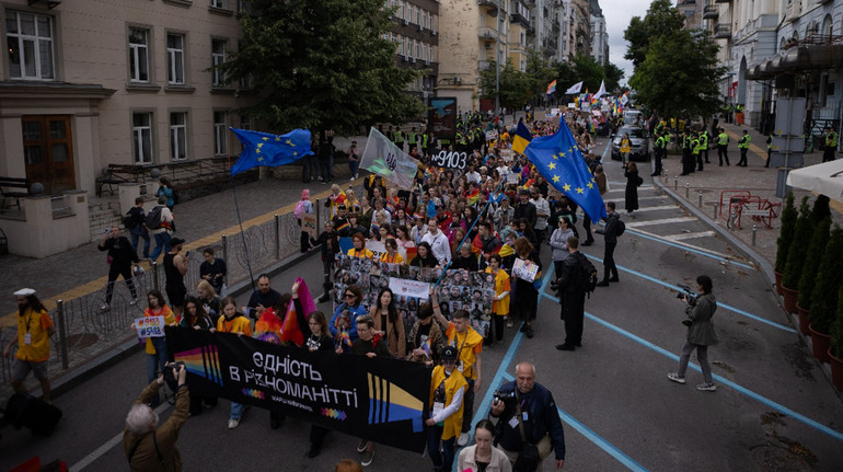У Києві провели Марш рівності: до нього долучилися зірки, військові і дипломати