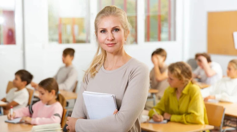 Уряд вирішив вдвічі збільшити щомісячні доплати для вчителів: кого стосуються зміни