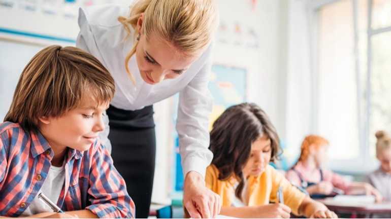 МОН закликає школи розглянути зміну графіків навчання на випадок тривалих відключень світла