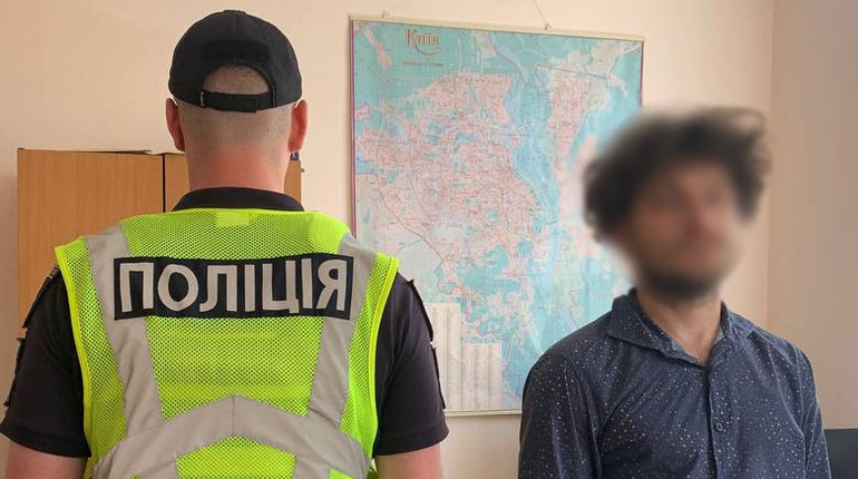 Поліція Києва затримала чоловіка, який поширював радянську символіку на території школи
