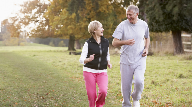 Достатньо кількох тисяч кроків: вчені виявили, що ходьба може допомогти літнім людям жити довше