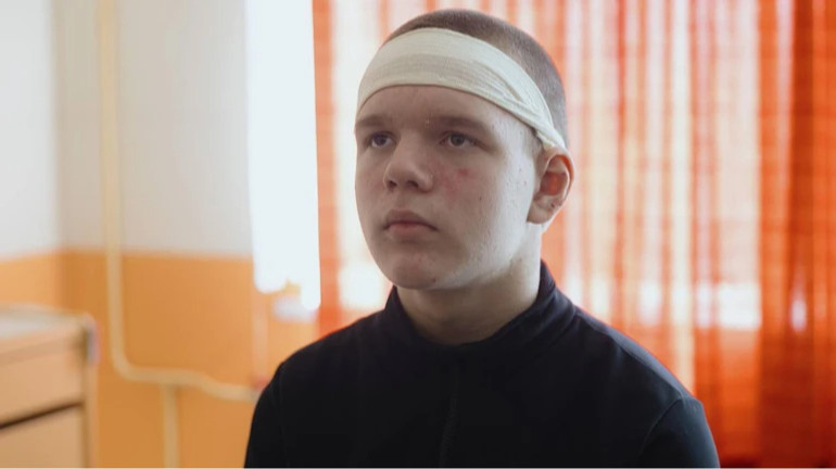 Герої серед нас: у Сумах нагородили підлітка, який рятував пасажирів автобуса після ракетного удару