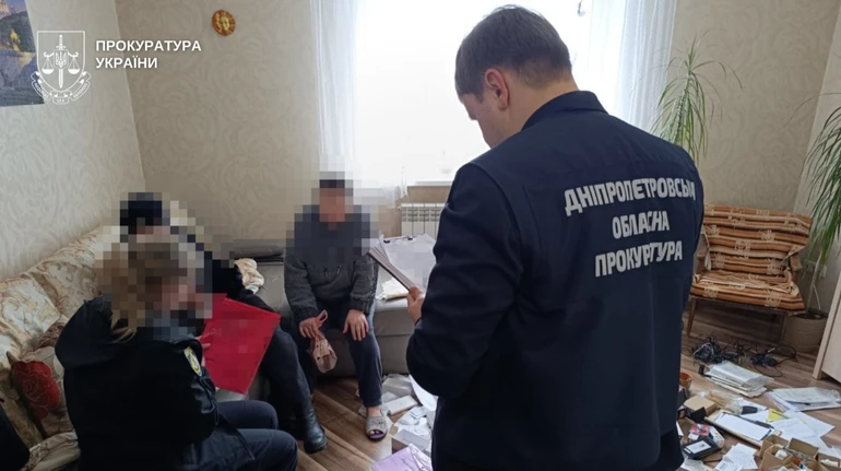 Били, садили на ланцюг, карали голодом: у Дніпрі батьків-вихователів підозрюють у катуванні 6 дітей