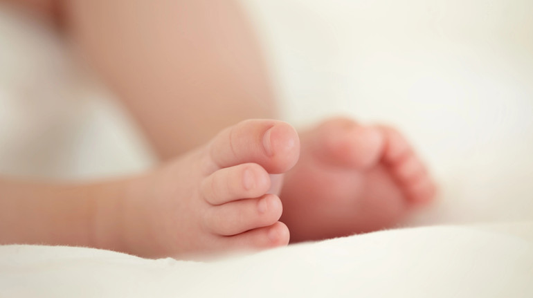 Задихнувся у ліжечку: на Сумщині матір судитимуть за смерть її 1,5-річного сина