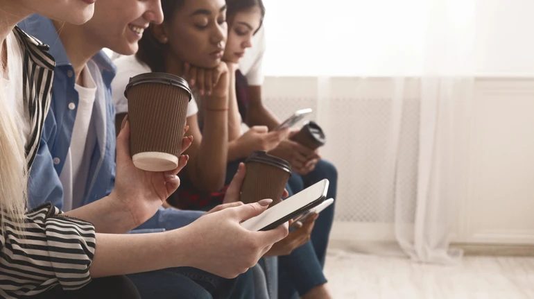 Повна аскеза – не вихід: які соцмережі роблять людей нещасними і скільки там можна сидіти