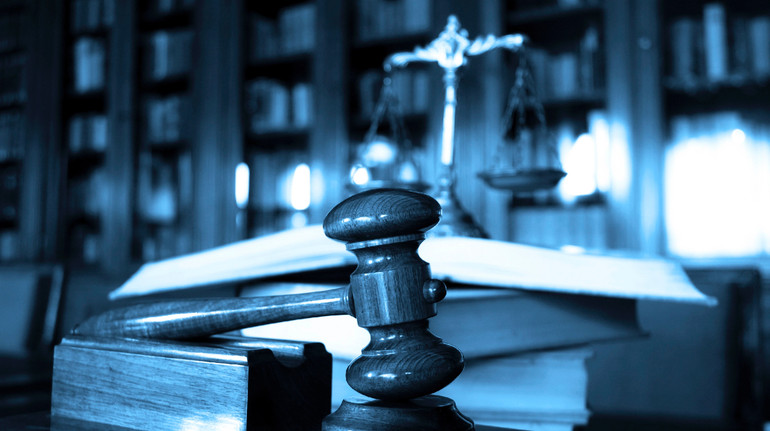 Вів облік жертв та замітав сліди: французький хірург, звинувачений у зґвалтуванні 299 дітей, засвідчив у суді