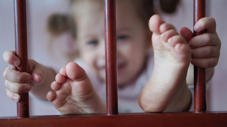 Погрожували забрати дитину: з окупації повернули молоду маму з немовлям