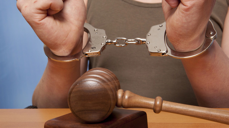 В Одесі судитимуть 27-річного чоловіка, який систематично бив своїх маленьких дітей