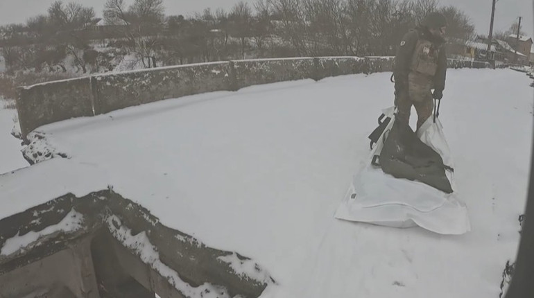 3 км по снігу: поліціянти винесли з прифронтового села тіло померлого чоловіка