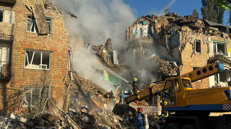 Внаслідок удару по Києву постраждала родина: жінка загинула, а її чоловік і син – у лікарні