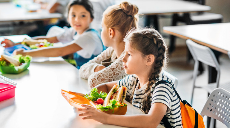 The government allowed to feed children in shelters chilled foods and buffet food
