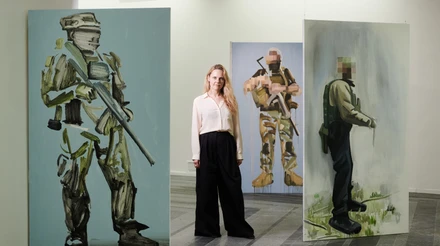 Надмірна кількість зображень війни забезпечує їхню невидимість: як художниця Леся Хоменко працює зі свідченнями з фронту