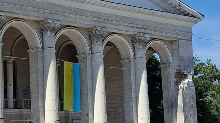 Росіяни пошкодили церкву та театр у Херсоні – фото