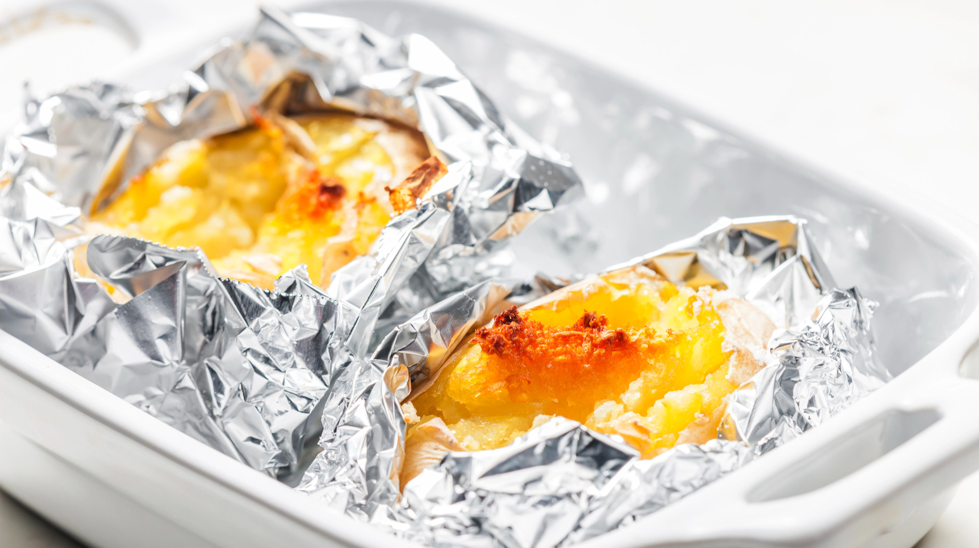 Чи безпечно використовувати фольгу під час приготування їжі?