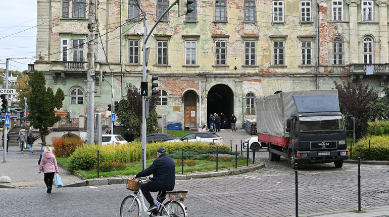 Після десятиліть руйнації відреставрують фасад театру Заньковецької у середмісті Львова