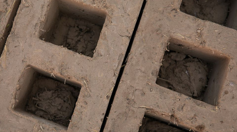 Український архітектор Сергій Махно розробив глиняні Дихальні стіни, які забезпечують вентиляцію