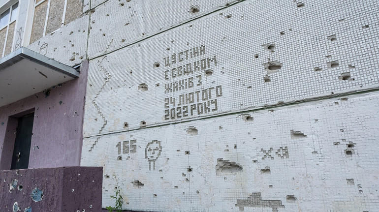 Сумський художник створив стритарт на фасаді пошкодженої школи у Харкові