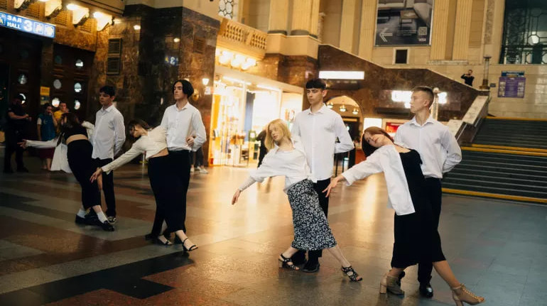 Випускники ірпінського ліцею, який зруйнували росіяни, танцювали вальс на вокзалі Києва