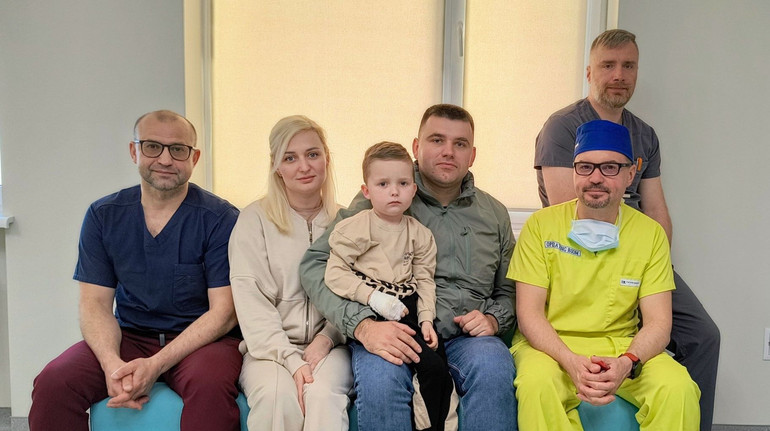 Оперували шість годин: у Львові лікарі врятували 4-річного хлопчика з гігантською пухлиною печінки