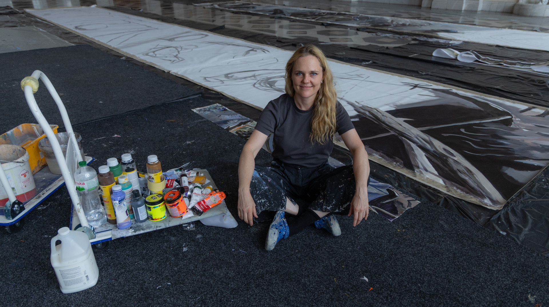 Художниця Леся Хоменко перетворила Київський вокзал на майстерню, щоб створити гігантську картину з ескалатором