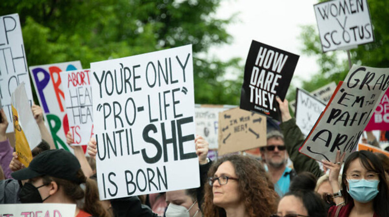 У США жінку, яка нібито сама зробила медикаментозний аборт, судять за вбивство