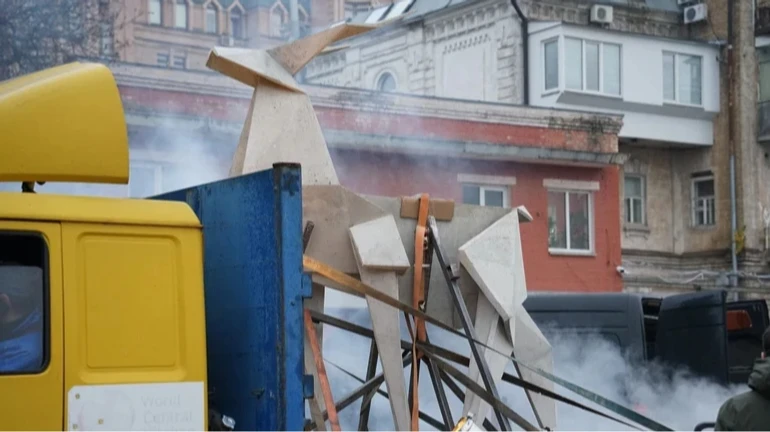 Українського Оригамі Оленя перед Венеційською бієнале покажуть у Європарламенті