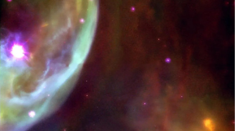 Телескоп Хаббл зазнімкував барвисту туманність на каламутному небесному тлі