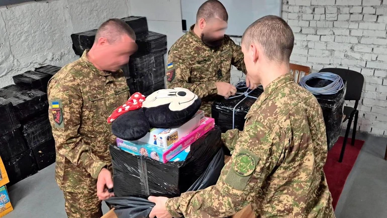 Понад 600 кг: нацгвардійці доставили дронами дитяче харчування та іграшки до окупованих Олешок