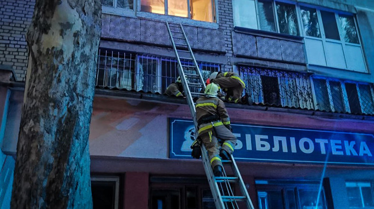 У Миколаєві 6-річний хлопчик випав із балкону сьомого поверху: лікарі борються за його життя