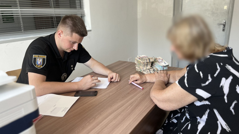 У Києві шахраї відібрали в пенсіонерки близько мільйона гривень: у поліції попередили про схему