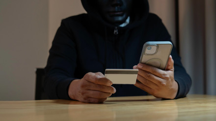 Посеред ночі змінив паролі: на Львівщині судитимуть чоловіка, який викрав гроші з телефону пенсіонера