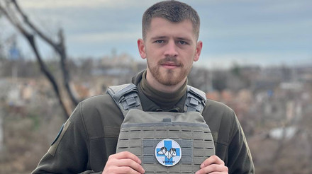 Їду в таксі після поранення, а там грає російський шансон. 23-річний ветеринар і госпітальєр про пригоди на війні і проблеми в тилу