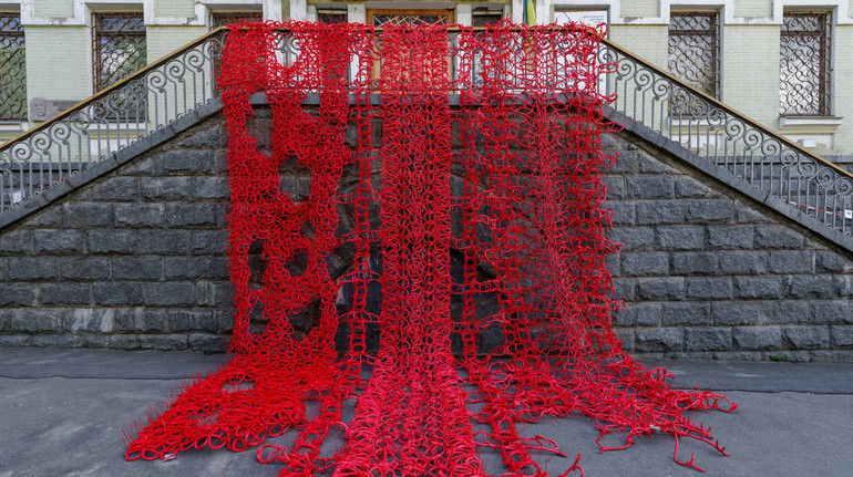 У Дніпровському художньому музеї відкрили інсталяцію Червона річка