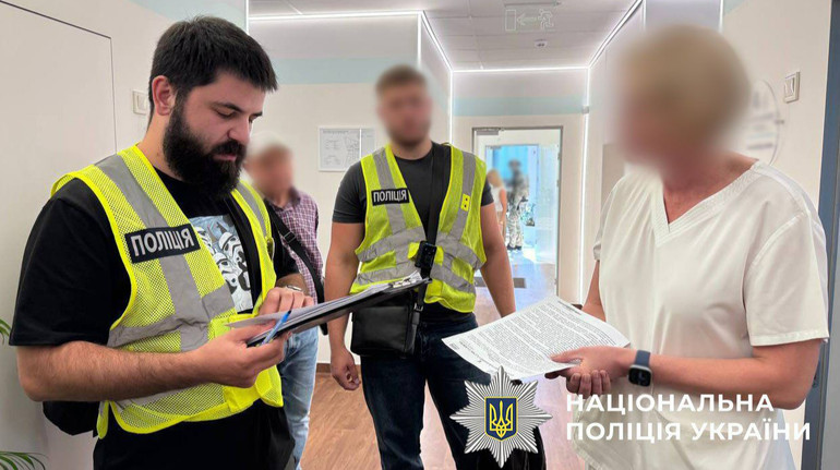У Києві клініка намагалася передати подружжю з Китаю не їхню дитину: двом працівникам вручили підозри