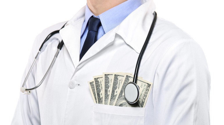 Двох медиків підозрюють у привласненні 1,6 млн грн за ненадану паліативну допомогу важкохворим