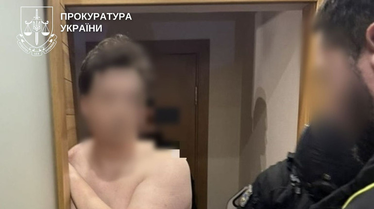 У Києві вручили підозру чоловікові, який мешкав з неповнолітніми дівчатами та ґвалтував їх